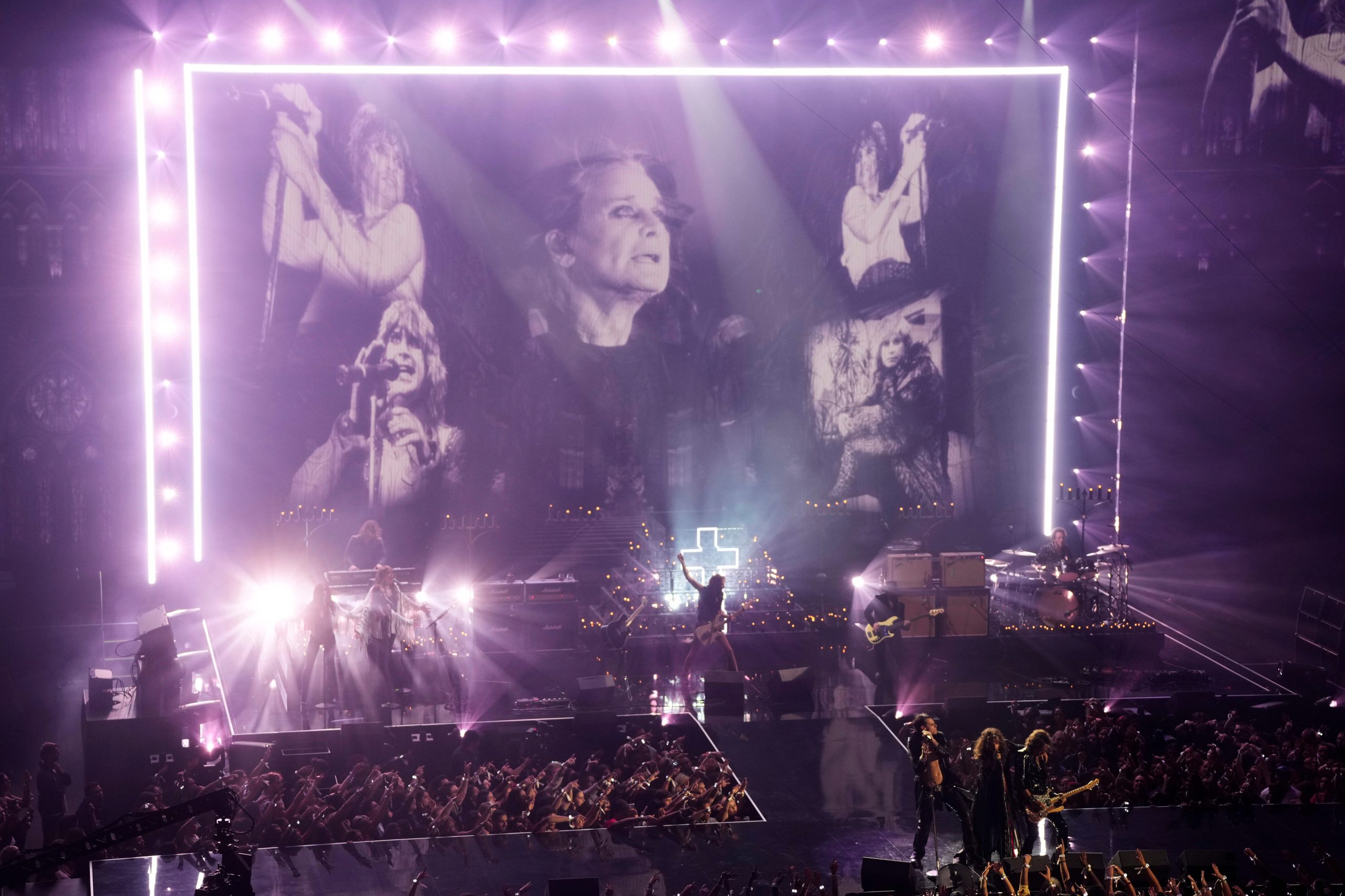 YE Entertainment 2025 Photo Gallery Ψυχαγωγία και μόδα το 2025: Οι εικόνες που σημάδεψαν τη χρονιά