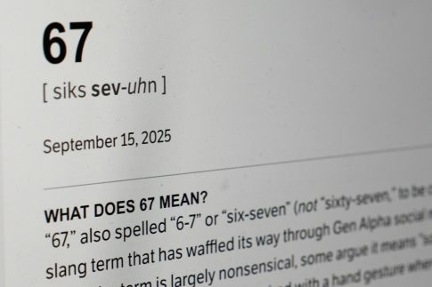 ΗΠΑ – Αρχεία Έπστιν: Σάλος για τα δημοσιευμένα έγγραφα – Στιγμιότυπα με Κλίντον, Τζάκσον και Τζάγκερ, αλλά και καταγγελίες για «επιλεκτικές περικοπές»