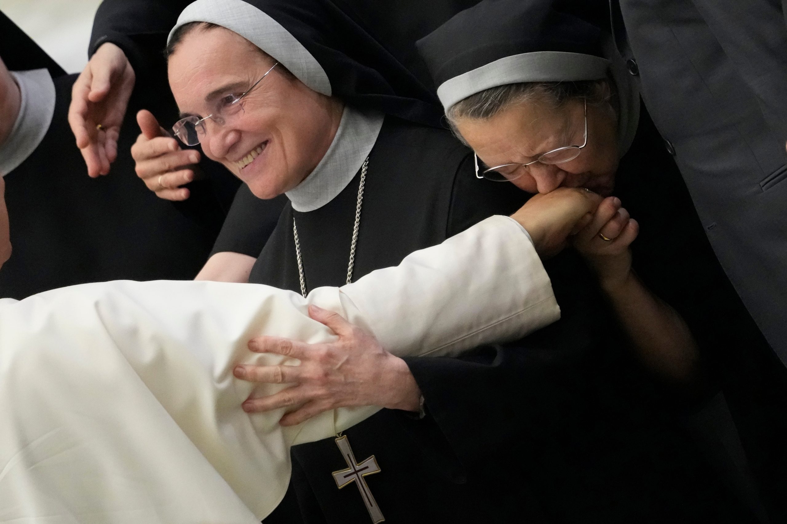 YE Joy 2025 Photo Gallery Εκεί που γεννιέται η ελπίδα: Εικόνες χαράς κόντρα στις δυσκολίες – Οι στιγμές που «φώτισαν» το 2025