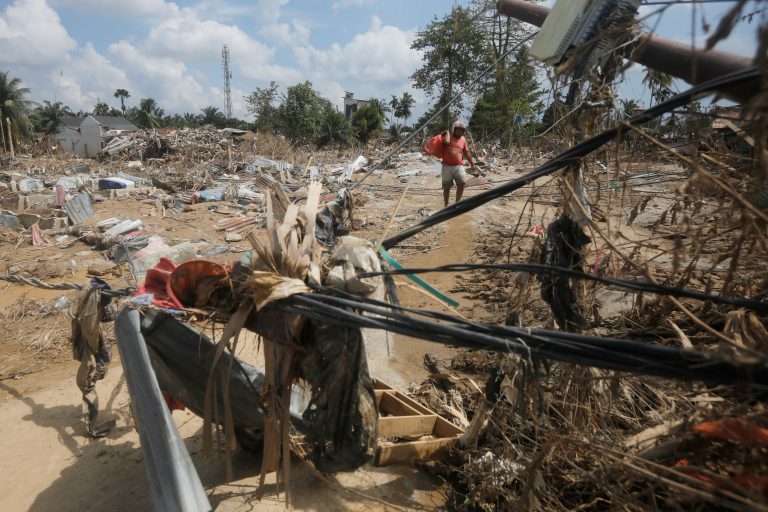 Οι νεκροί ξεπέρασαν τους 900 στην Ινδονησία από πλημμύρες, σύμφωνα με την υπηρεσία διαχείρισης καταστροφών 