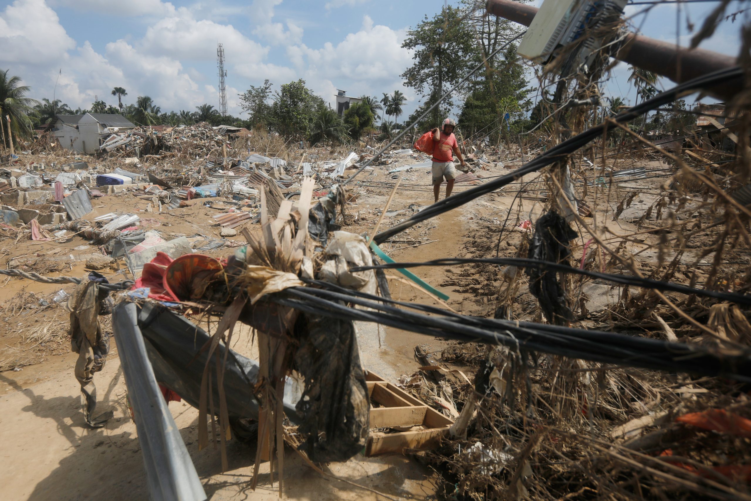 Οι νεκροί ξεπέρασαν τους 900 στην Ινδονησία από πλημμύρες, σύμφωνα με την υπηρεσία διαχείρισης καταστροφών 
