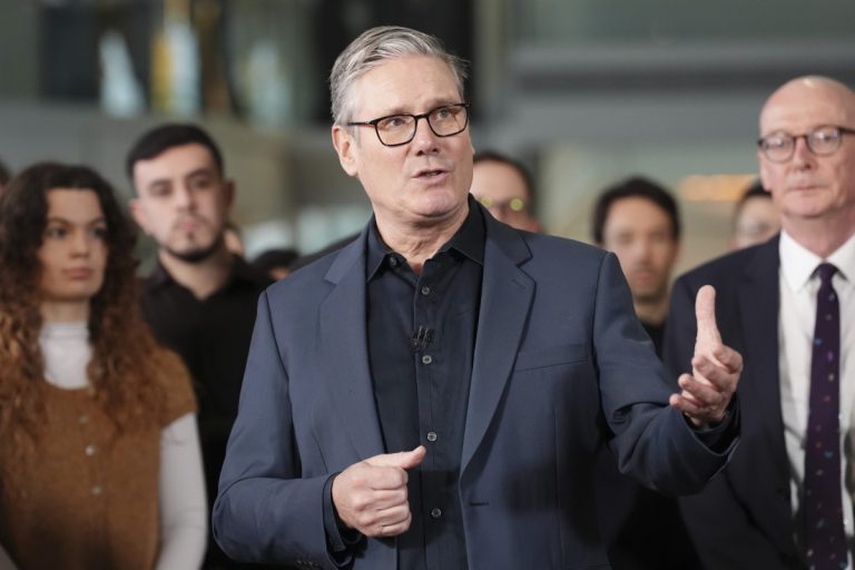 Ο Στάρμερ μπαίνει στο TikTok για να… ανάψει φώτα και δημοτικότητα