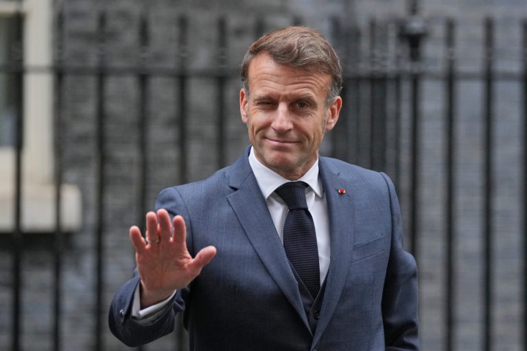 Μακρόν από Λονδίνο: «Οι κυρώσεις πλήττουν τη ρωσική οικονομία» – «Επιφυλακτικός» για την προσέγγιση των ΗΠΑ στο ουκρανικό ο Μερτς