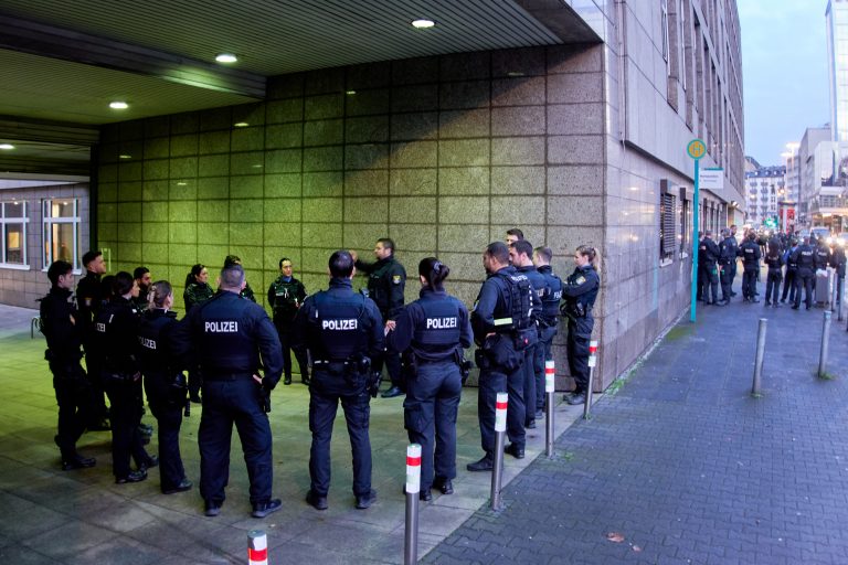 Υπόθεση Πελικό και στη Γερμανία: Ένοχος 61χρονος επιστάτης σχολείου που νάρκωνε, βίαζε και βιντεοσκοπούσε τη σύζυγό του για χρόνια