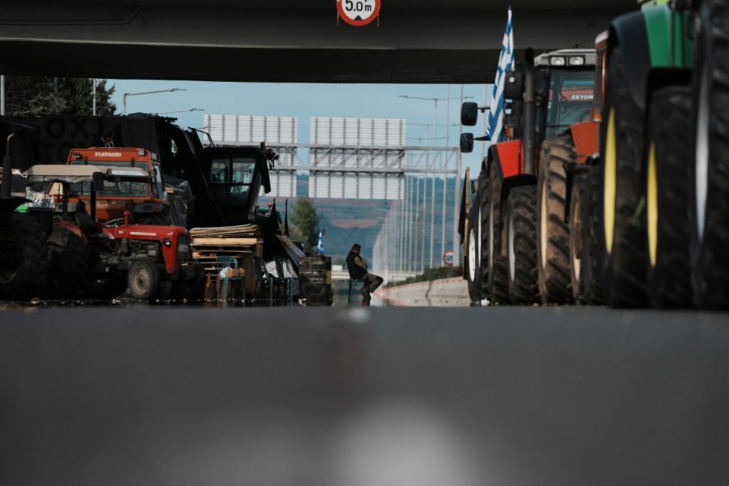 Συμβολικοί αποκλεισμοί και των παρακαμπτηρίων σήμερα, άνοιγμα διοδίων το Σαββατοκύριακο – Σύσκεψη το μεσημέρι στη Νίκαια