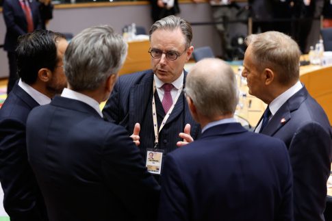 Βόλος: Φωτιά στο μπαλκόνι διαμερίσματος στην παραλία