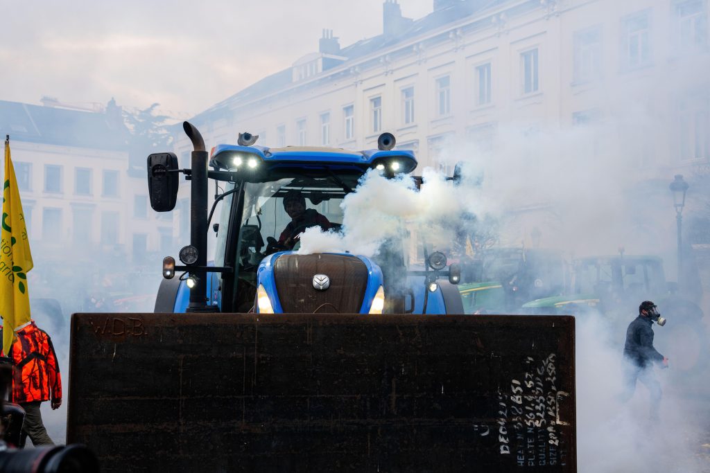 Live εικόνα: Πεδίο μάχης μεταξύ αγροτών και αστυνομίας οι Βρυξέλλες: Επεισόδια, φωτιές και δακρυγόνα έξω από το Ευρωπαϊκό Κοινοβούλιo