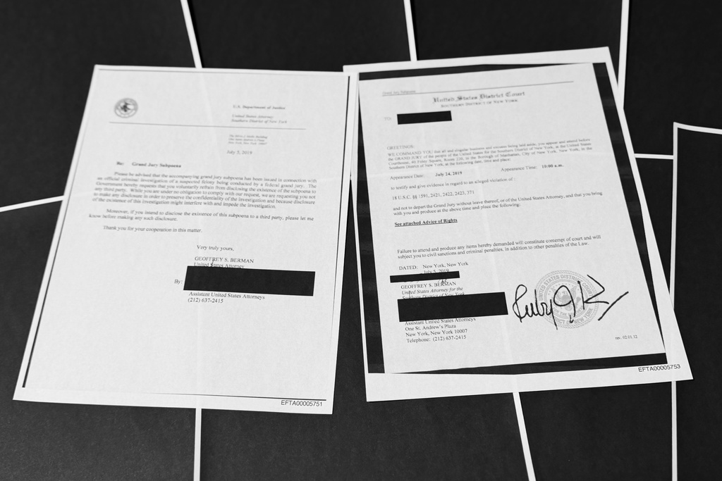 ΗΠΑ – Αρχεία Έπστιν: Σάλος για τα δημοσιευμένα έγγραφα – Στιγμιότυπα με Κλίντον, Τζάκσον και Τζάγκερ, αλλά και καταγγελίες για «επιλεκτικές περικοπές»