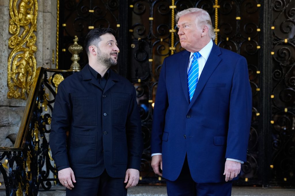 Live η κρίσιμη συνάντηση Τραμπ με Ζελένσκι στη Φλόριντα – «Οι ειρηνευτικές συνομιλίες είναι σε τελικό στάδιο», είπε ο Αμερικανός πρόεδρος