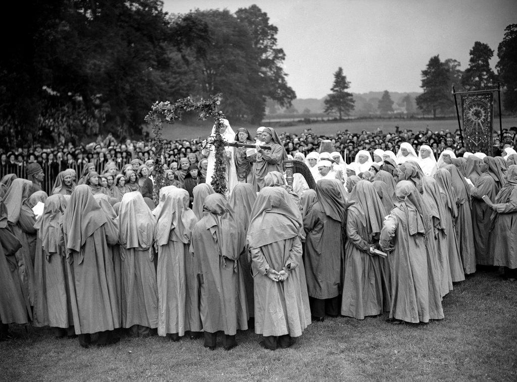 Από τα κλαδιά στα φιλιά: πώς το γκι έγινε χριστουγεννιάτικο σύμβολο