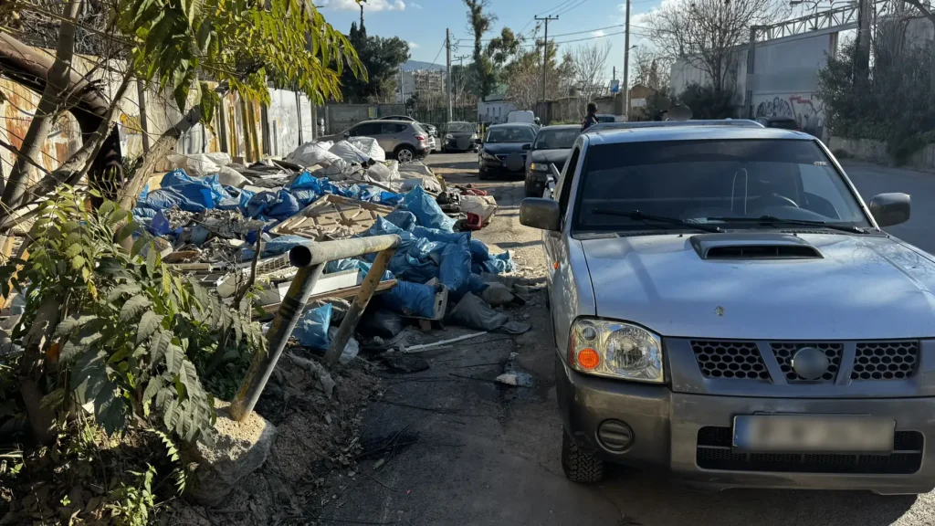 Βοτανικός: Για ρήψη στερεών αποβλήτων συνελήφθησαν δύο άτομα – Κατασχέθηκε το όχημά τους
