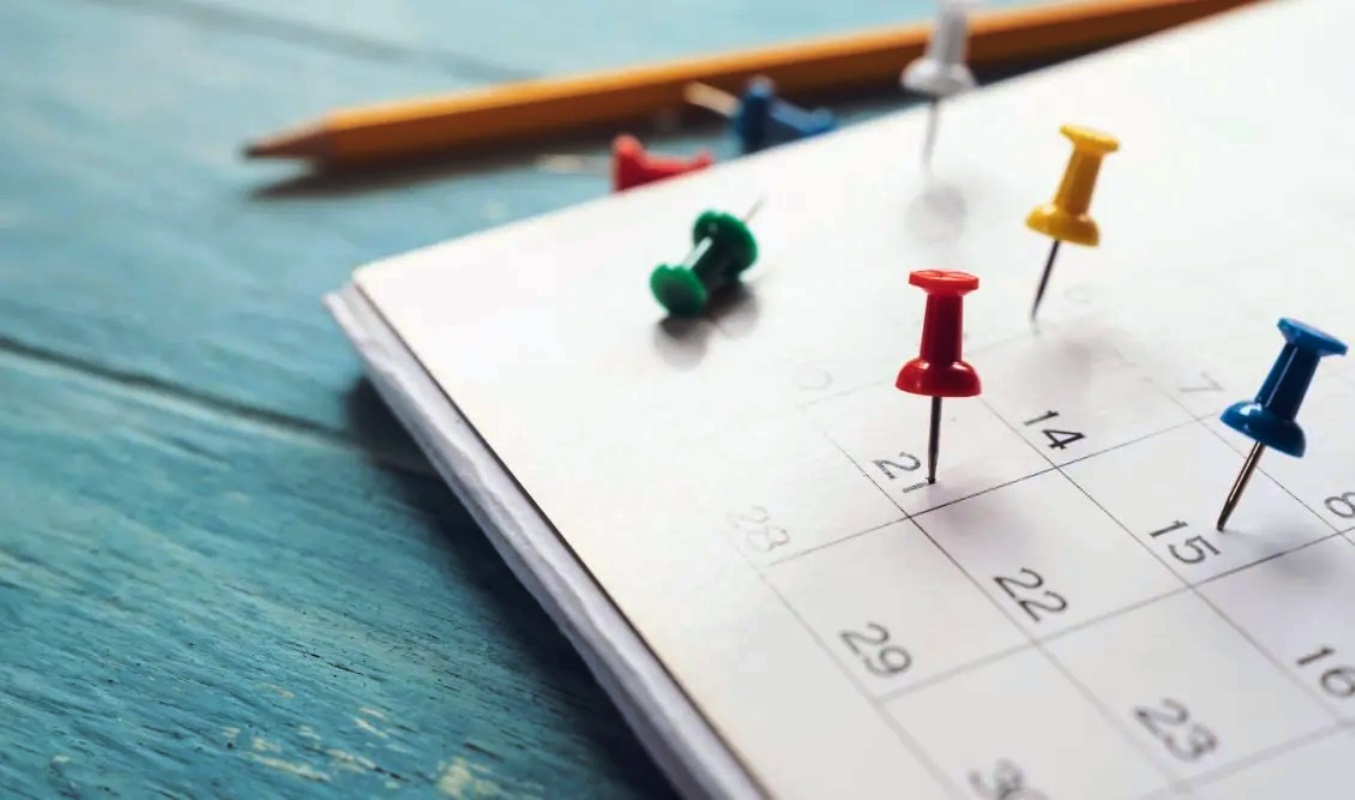 Αργίες 2026: Πότε πέφτουν τα τριήμερα της νέας χρονιάς