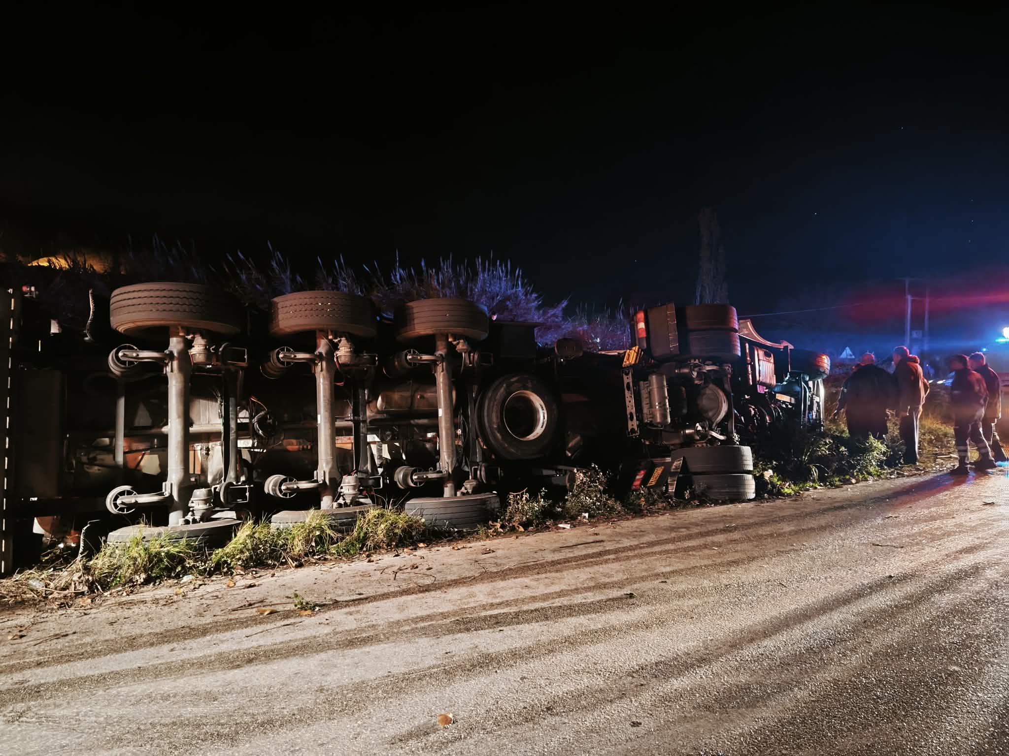 Άρτα: Τροχαίο με ανατροπή φορτηγού στην Ιονία Οδό – Εγκλωβίστηκε ο οδηγός