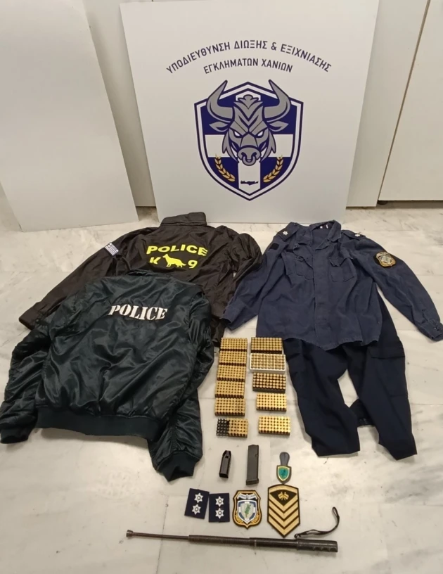 Χανιά: Σύλληψη 23χρονου — Είχε στο σπίτι του ολόκληρο οπλοστάσιο και αστυνομικές στολές