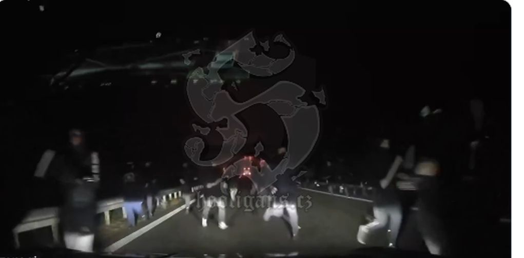 Σοβαρά επεισόδια με επτά συλλήψεις μασκοφόρων οπαδών της Γιαγκελόνια για επίθεση σε δύο πούλμαν οπαδών της Ράγιο Βαγεκάνο – Δέκα βαριά τραυματίες (video)