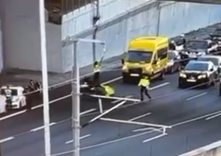 Οδηγός μοτοσικλέτας παρέσυρε τροχονόμο στην Αττική Οδό