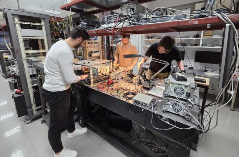 Το Τμήμα Πληροφορικής του ΑΠΘ κατασκευάζει φωτονικό επεξεργαστή ΤΝ με τη μεγαλύτερη παγκοσμίως υπολογιστική ισχύ