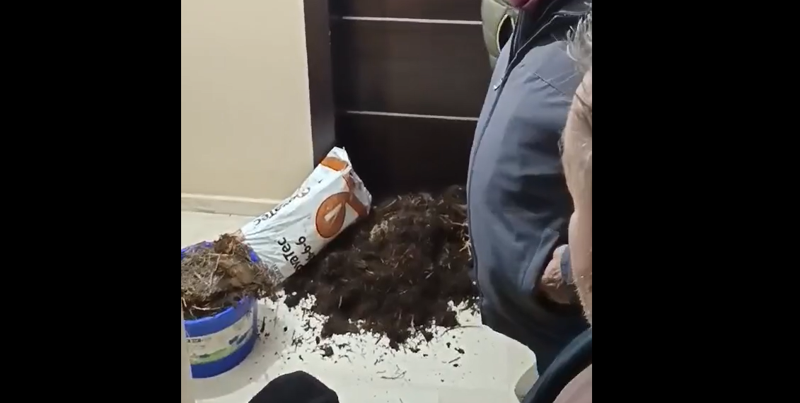 Φλώρινα: Αγρότες πέταξαν άχυρο και κοπριά έξω από το γραφείο του Βουλευτή της ΝΔ, Σταυρού Παπασωτηρίου