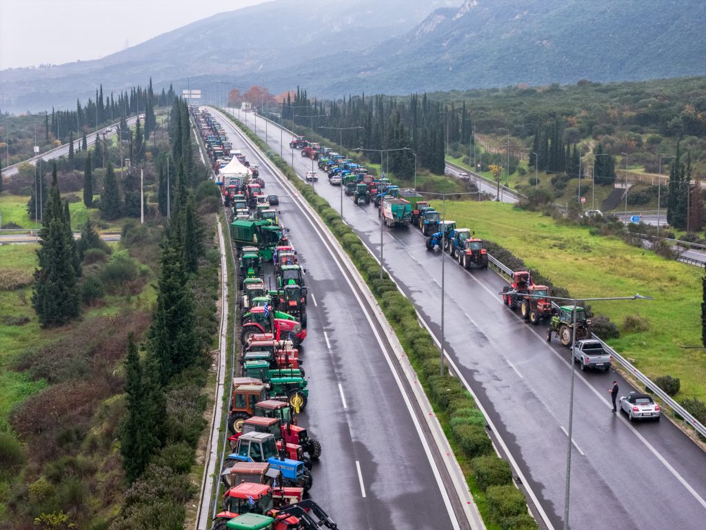 Αγροτικά μπλόκα: Τα σχέδια ενόψει της Πρωτοχρονιάς – Κινητοποιήσεις και συσκέψεις σε όλη τη χώρα, «βαρόμετρο» η Νίκαια