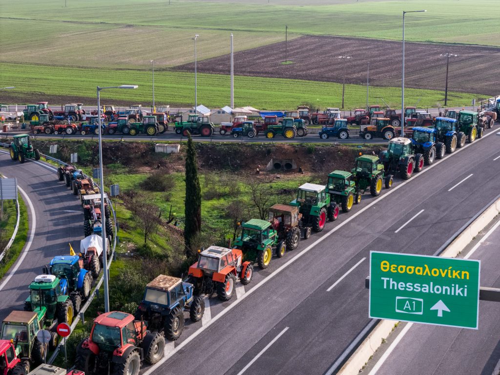 Αγροτικές κινητοποιήσεις: Με χαμηλές ταχύτητες η διέλευση των ΙΧ – Από παρακαμπτηρίους η κυκλοφορία στο μπλόκο της Νίκαιας