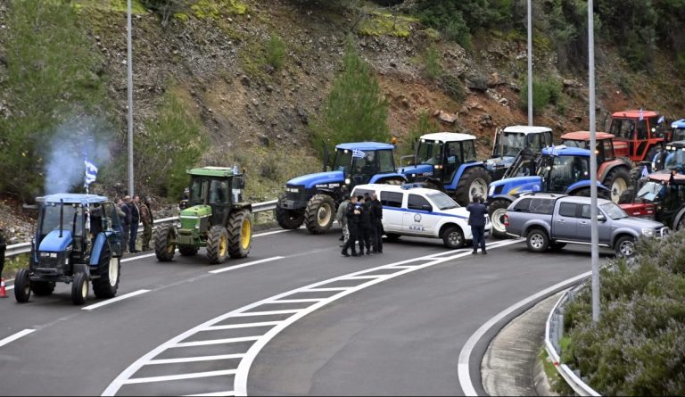 Κλιμακώνουν οι αγρότες: Συνεχίζουν με νέα μπλόκα με στόχο να μείνουν στους δρόμους μέχρι τις γιορτές – Απόφαση για αποκλεισμό του λιμανιού Βόλου την Τετάρτη