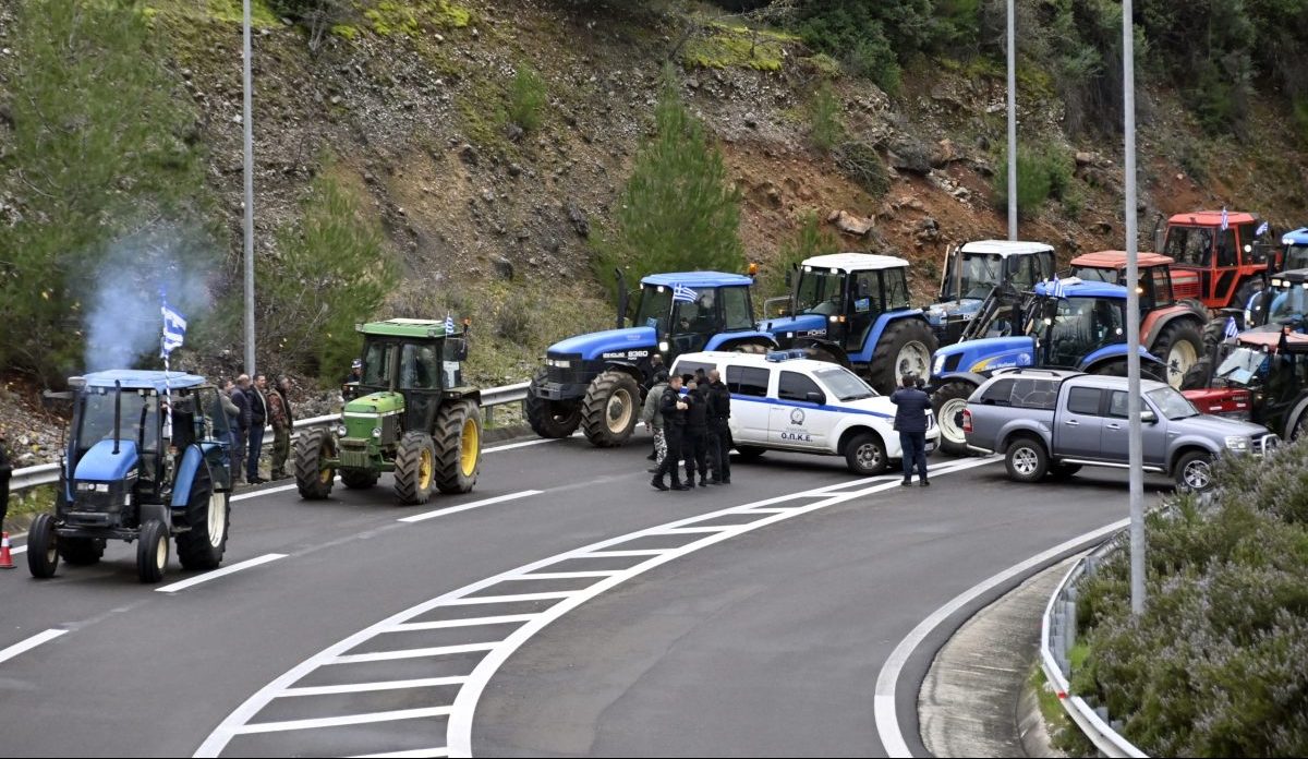 Κλιμακώνουν οι αγρότες: Συνεχίζουν με νέα μπλόκα με στόχο να μείνουν στους δρόμους μέχρι τις γιορτές – Απόφαση για αποκλεισμό του λιμανιού Βόλου την Τετάρτη
