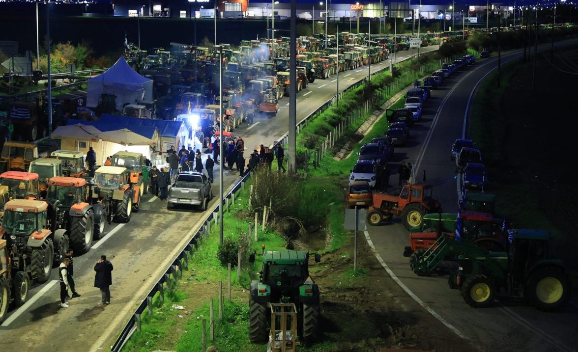 ÐÁÑÁÌÅÍÏÕÍ ÏÉ ÁÃÑÏÔÅÓ ÓÔÏ ÌÐËÏÊÏ ÔÇÓ ÍÉÊÁÉÁÓ ÓÔÇ ËÁÑÉÓÁ ÊÁÔÁËÇØÇ ÐÁÑÁÄÑÏÌÏÕ