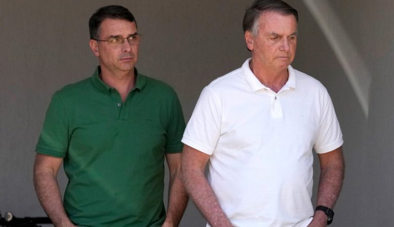 Βραζιλία: Ο Μπολσονάρο στηρίζει τον μεγαλύτερο γιο του για υποψήφιο πρόεδρο στις εκλογές του 2026