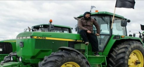 Με ένα εκδρομικό λεωφορείο και φίλους γιόρτασε τα γενέθλιά της η Χαρούλα Αλεξίου