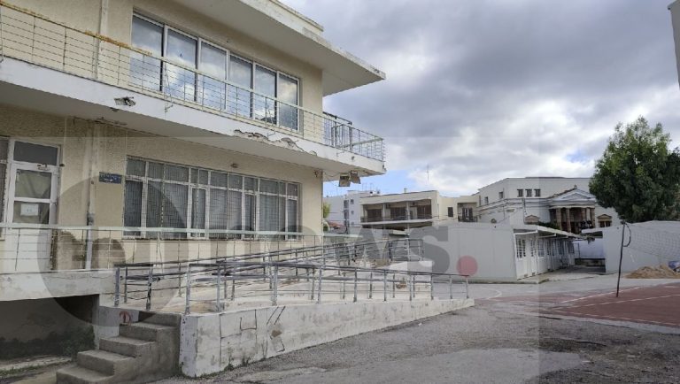 Παράσταση διαμαρτυρίας στο Δημαρχείο Χίου για το 3ο Γυμνάσιο