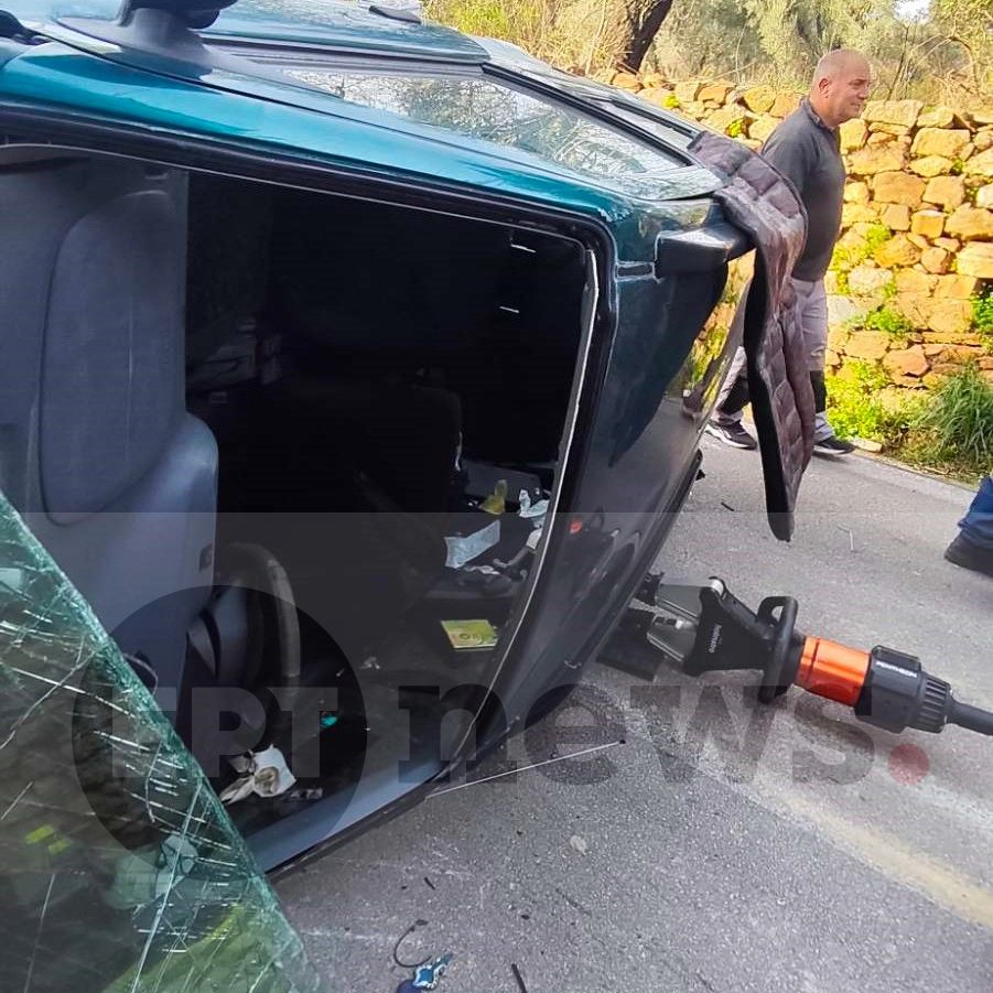 Χίος: Απεγκλωβισμός οδηγού που οδηγούσε με γύψο στο πόδι, μετά από τροχαίο