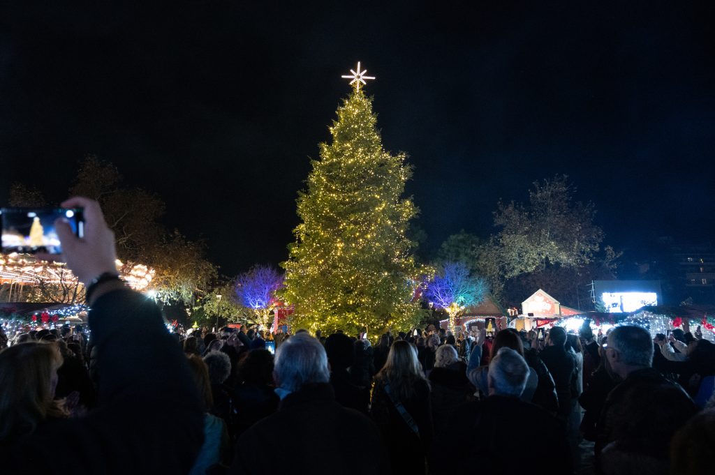 Θεσσαλονίκη: Φωταγωγήθηκε το Χριστουγεννιάτικο Δέντρο που στολίζει το «Χωριό των Μαγεμένων»
