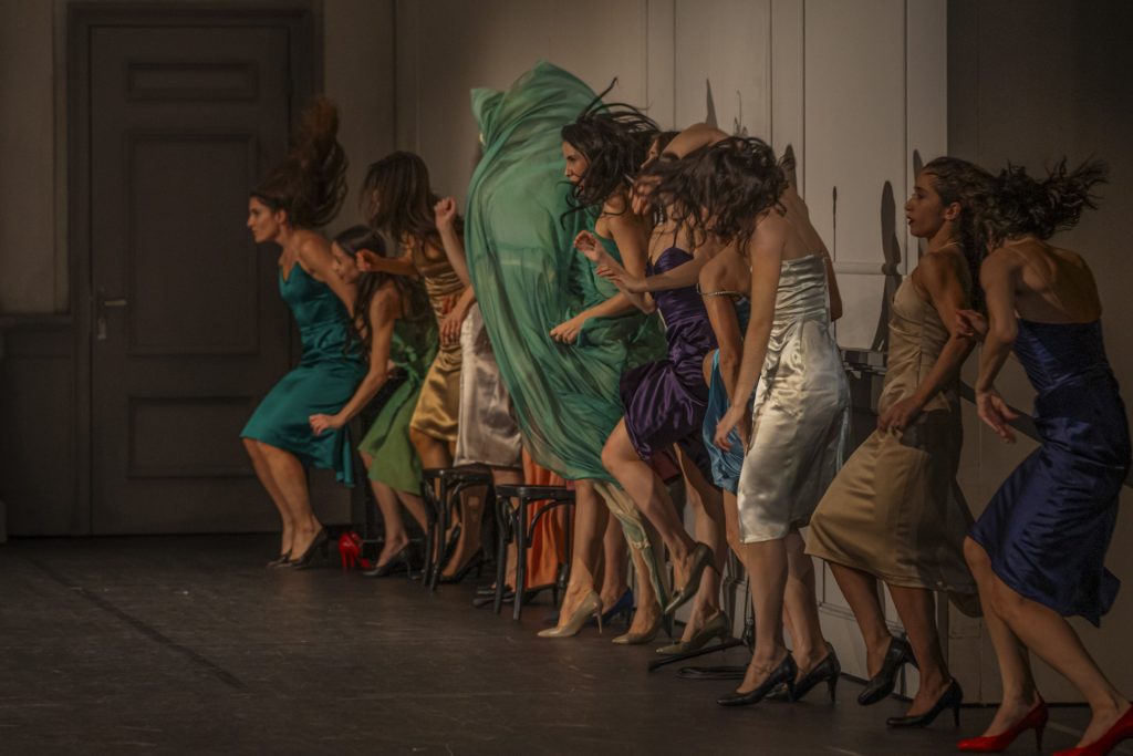 Το εμβληματικό έργο «Kontakthof» της Pina Bausch στο Εθνικό Θέατρο με ελληνικό θίασο