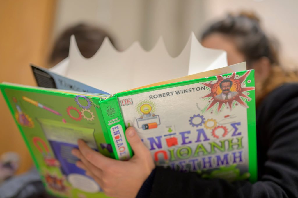 Πώς μπορεί μια χρυσόμυγα να μιλήσει στα παιδιά για την επιστήμη