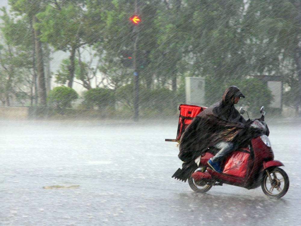 ΓΣEE: Τι ισχύει για τους εργαζόμενους σε συνθήκες κακοκαιρίας – Αδυναμία μετάβασης, τηλεργασία, διακοπή λειτουργίας επιχείρησης