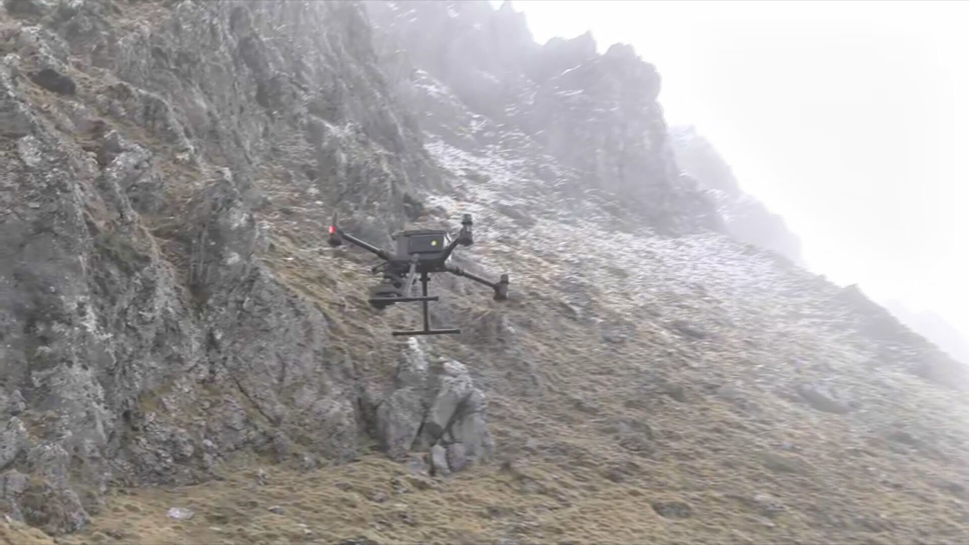 Επιχείρηση εντοπισμού των τριών ορειβατών από στα Βαρδούσια: Αναζητούνται και με θερμικές κάμερες – Εντοπίστηκε το όχημά τους