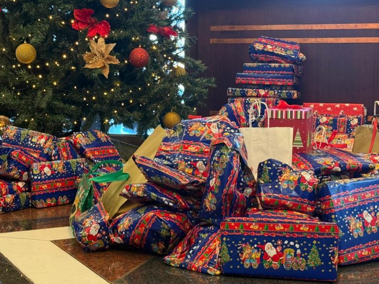 Γέμισε δώρα «Το δέντρο της αγάπης» στη Μυτιλήνη