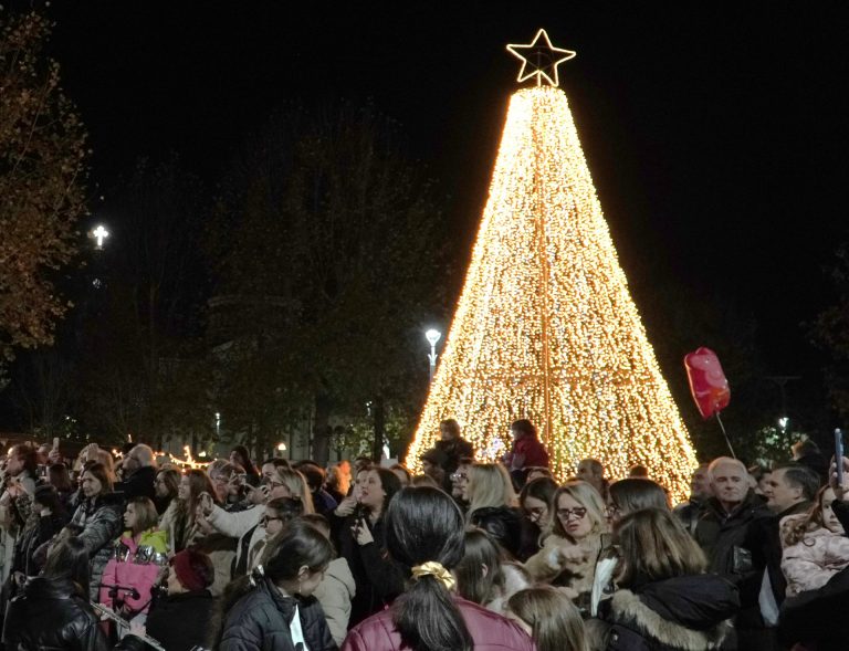 Δήμος Κιλελέρ: Άναψε το Χριστουγεννιάτικο δέντρο στη Νίκαια