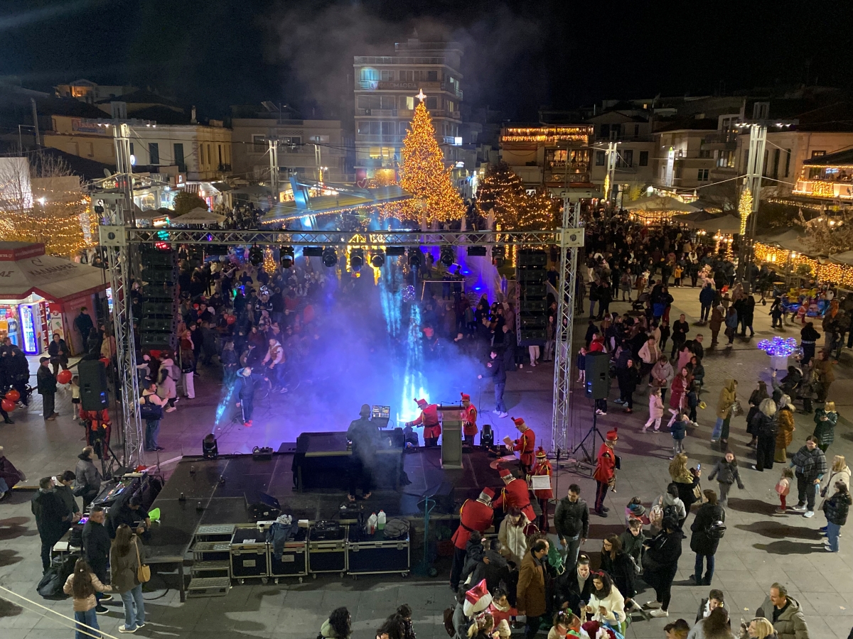 Φωταγωγήθηκε το Χριστουγεννιάτικο δέντρο της Τρίπολης