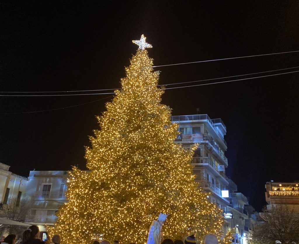 Φωταγωγήθηκε το Χριστουγεννιάτικο δέντρο της Τρίπολης