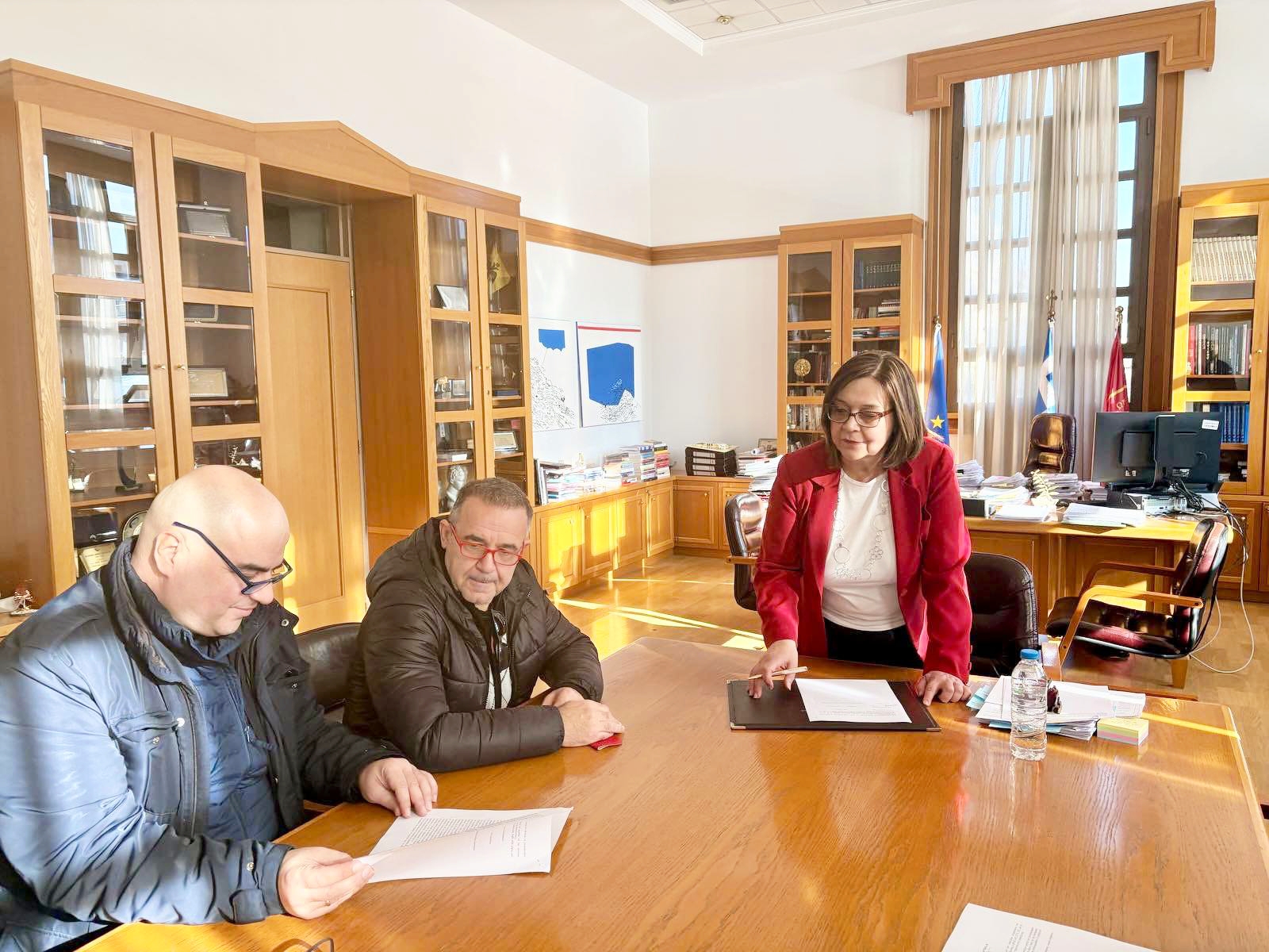 Η δήμαρχος Καλαμαριάς υπέγραψε τον εξωδικαστικό συμβιβασμό με τον «Ηρακλή» κλείνοντας μια εκκρεμότητα δεκαετιών επ’ ωφελεία της Καλαμαριάς