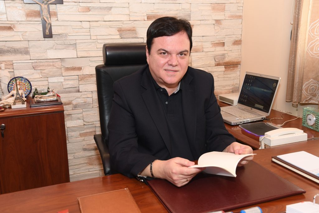 Παρουσιάζεται η νέα ποιητική συλλογή του Λαρισαίου γιατρού Δ. Κρανιώτη “Ρυτίδες στον καφέ”