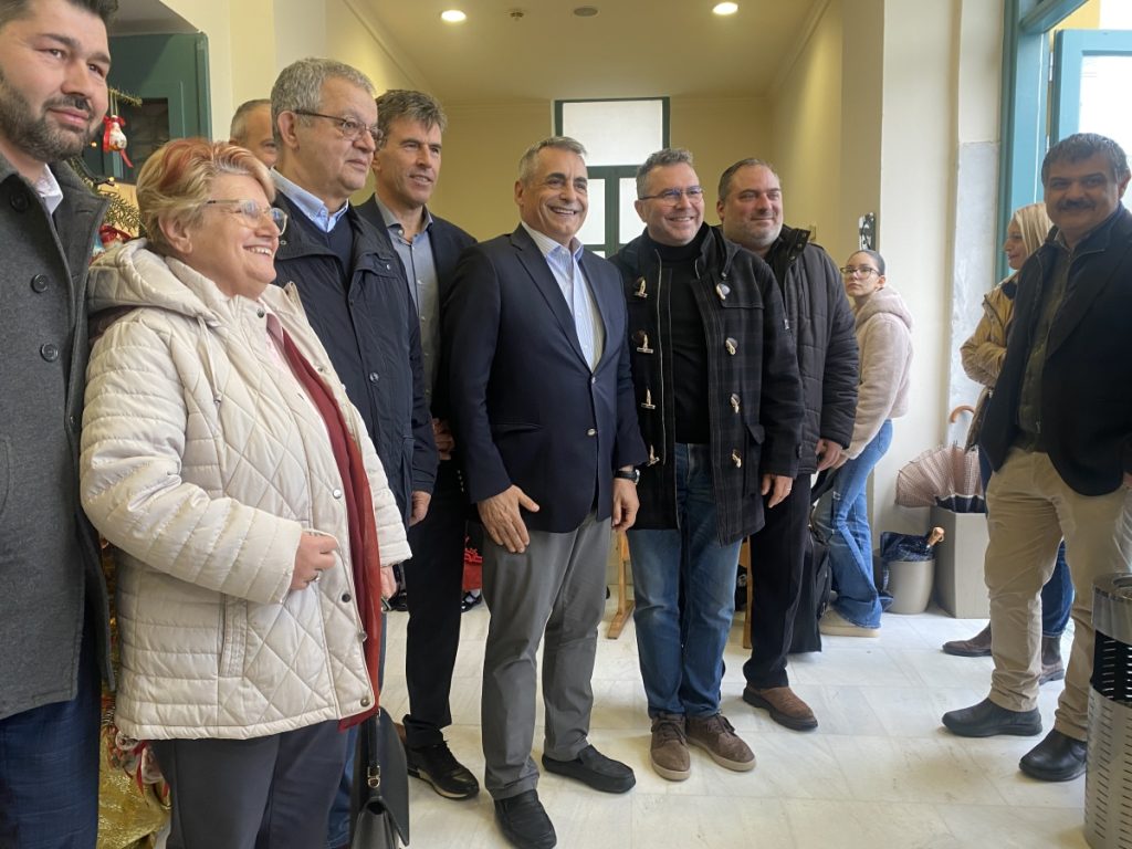 Σε εορταστικό κλίμα η Τρίπολη παρά τη νεροποντή