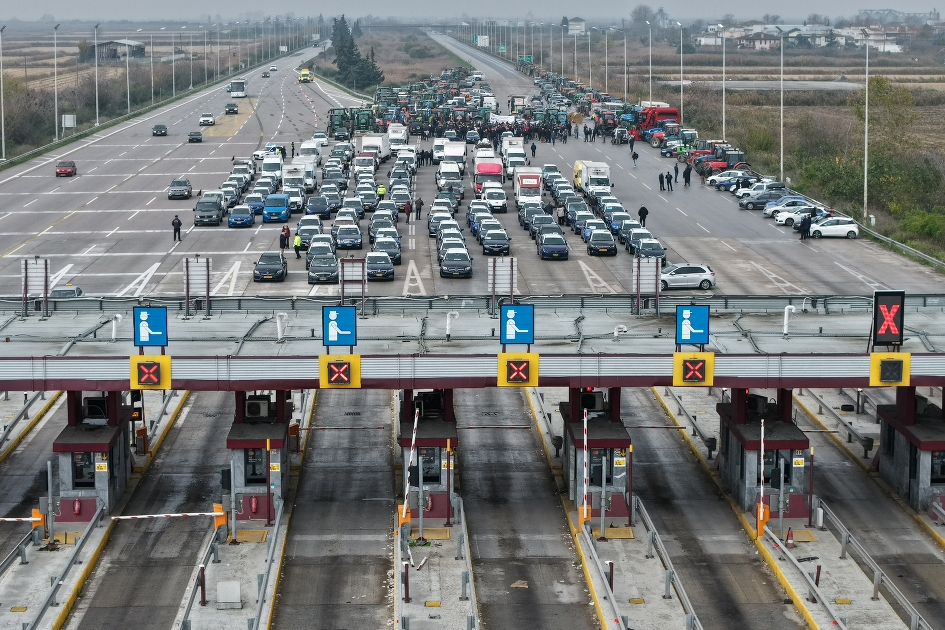 Παραμένουν στα μπλόκα και κλιμακώνουν τις κινητοποιήσεις οι αγρότες – Χιλιάδες τρακτέρ στους δρόμους