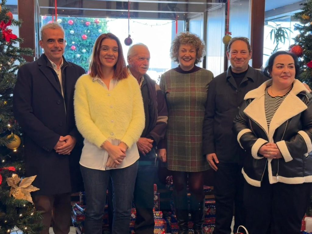 Γέμισε δώρα «Το δέντρο της αγάπης» στη Μυτιλήνη