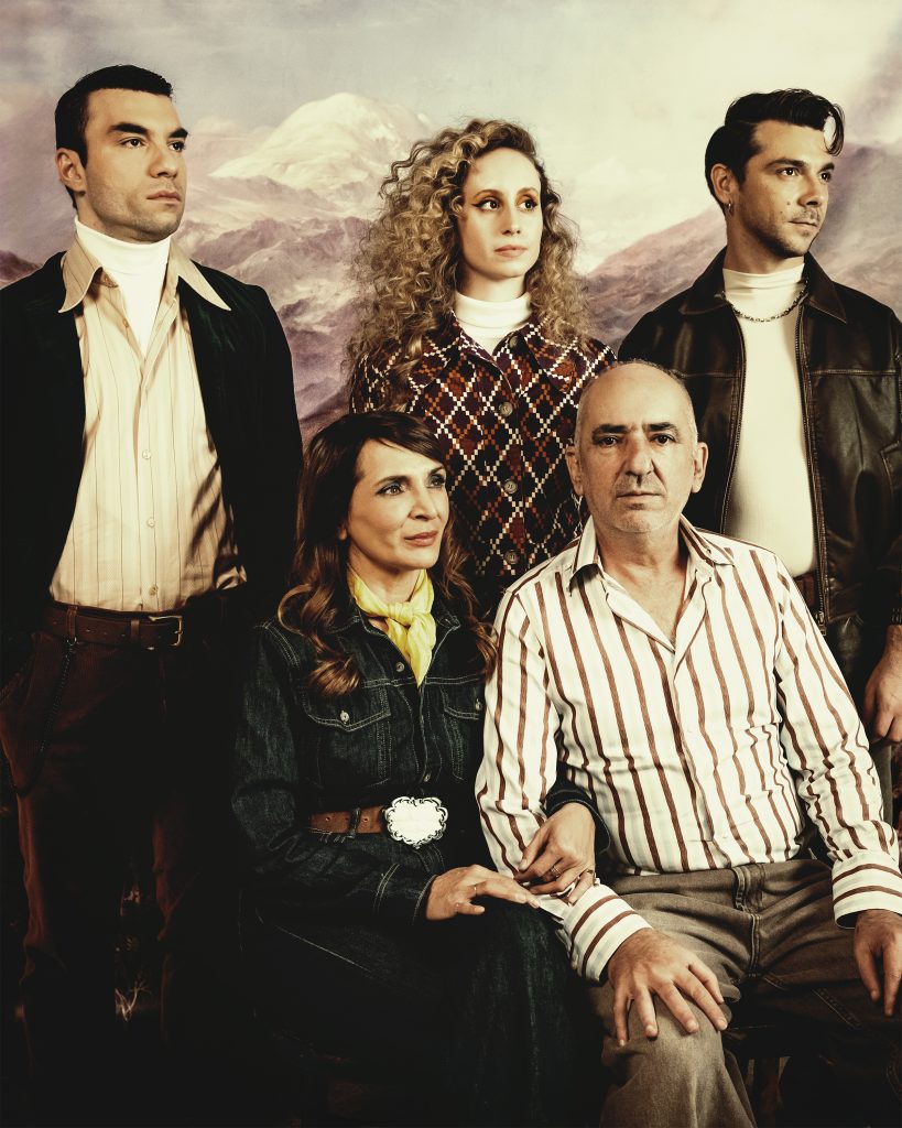 «Δύο ή τρία πράγματα που ξέρω γι’ αυτόν»: Το νέο έργο του Ανέστη Αζά στο Θέατρο Προσκήνιο