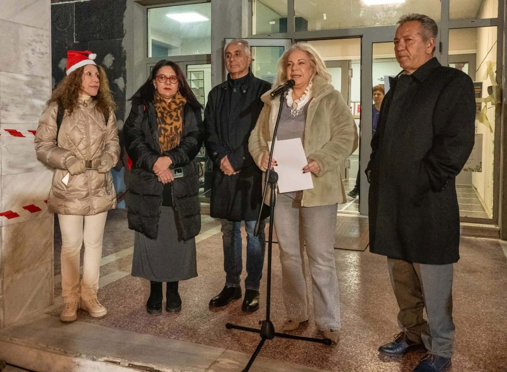 Χριστουγεννιάτικες νότες, χαμόγελα και παιδικές φωνές στο προαύλιο του Διοικητηρίου στον Βόλο