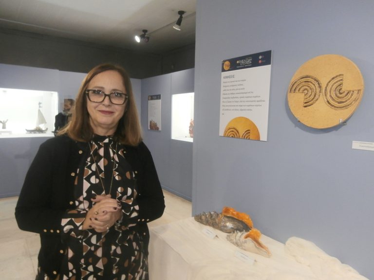 H Έφη Καραπούλη δημιουργός της έκθεσης κεραμικής στο αρχαιολογικό μουσείο Κομοτηνής