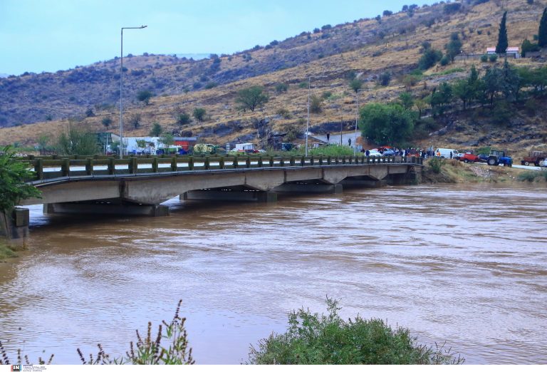 Σαρωτικό το πέρασμα της κακοκαιρίας στην Αττική – Εικόνες καταστροφής μετά την υπερχείλιση παραπόταμου του Ενιπέα στη Λάρισα
