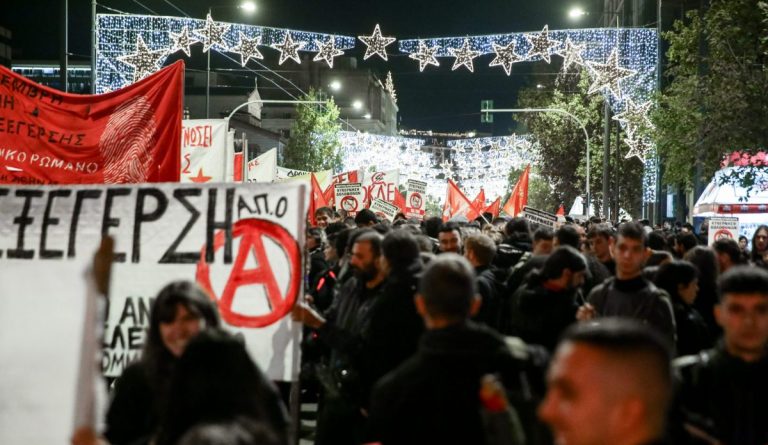 Επέτειος Γρηγορόπουλου: Πορεία για τα 17 χρόνια από τη δολοφονία του – Πλήθος κόσμου στο κέντρο της Αθήνας